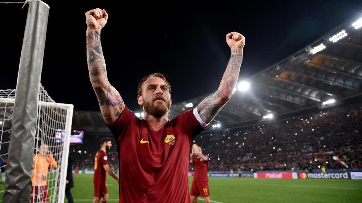 Daniele De Rossi merayakan kemenangan AS Roma atas Barcelona di Liga Champions (Foto: Alberto Lingria/Reuters)