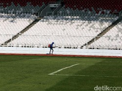 Perawatan tersebut dikerjakan oleh para petugas, usai laga pertandingan fase grup Piala AFC Persija Jakarta versus Johor Darul Tazim, Selasa (10/04/2018) malam.