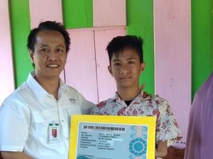 Bahagianya Amin Dapat Kaki Palsu Setelah Suratnya ke Jokowi Viral Bahagianya Amin Dapat Kaki Palsu Setelah Suratnya ke Jokowi Viral