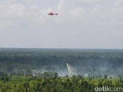 5 Heli Bom Air Diturunkan untuk Padamkan Karhutla di Sumsel