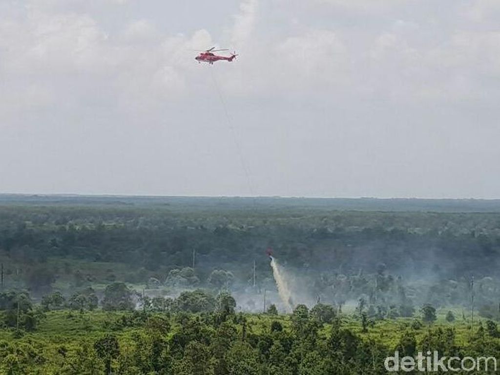 Helikopter Bom Air Dikerahkan untuk Padamkan Kebakaran di Siak Helikopter Bom Air Dikerahkan untuk Padamkan Kebakaran di Siak