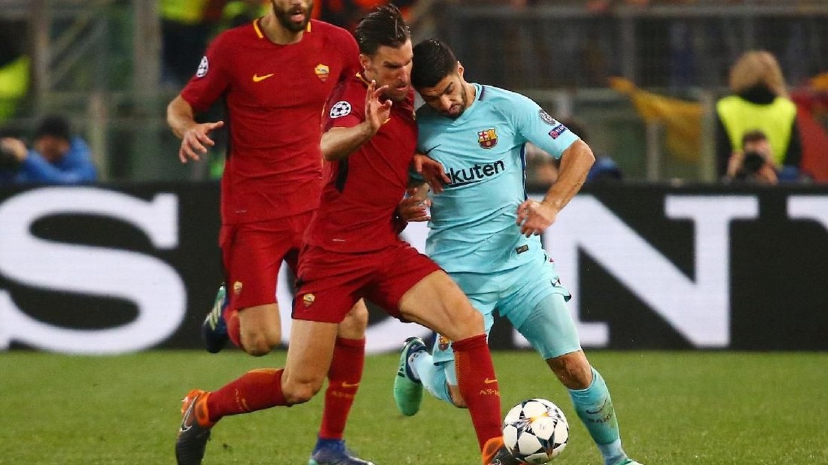 Penyerang Barcelon Luis Suarez berduel dengan gelandang Roma Kevin Strootman. (Foto: Tony Gentile/REUTERS)