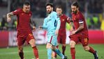 Foto: Lionel Messi Tak Berdaya di Kandang Serigala Roma