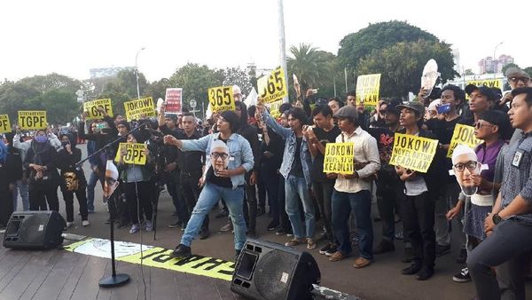 Aksi Dukung Novel di Depan Istana: Ngerap Hingga Baca Puisi