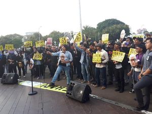 Aksi Dukung Novel di Depan Istana: Ngerap Hingga Baca Puisi