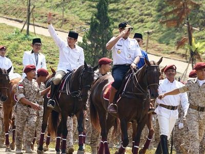 Foto: Momen Anies Diajak Berkuda Bareng Prabowo