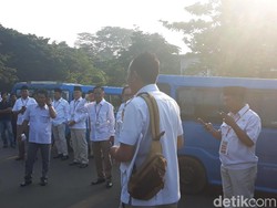 Naik Angkot, Kader Gerindra Menuju Kediaman Prabowo