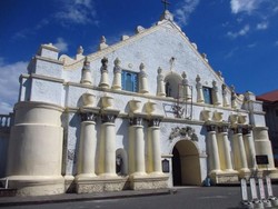 Nuansa Cerah nan Syahdu di Gereja Laoag