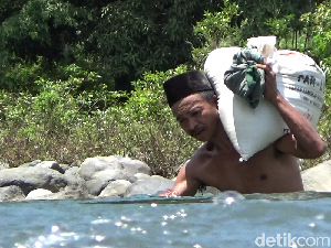 Umar Bakri Rela Berenang di Sungai untuk Bersekolah Demi Jadi Guru Umar Bakri Rela Berenang di Sungai untuk Bersekolah Demi Jadi Guru