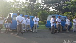 Foto: Kader Gerindra Ramai-ramai Naik Angkot ke Rumah Prabowo