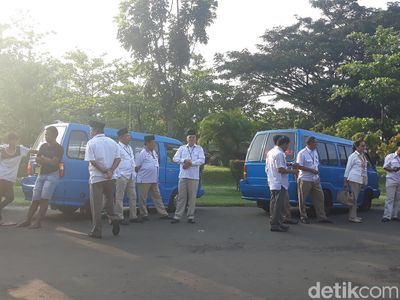 Foto: Kader Gerindra Ramai-ramai Naik Angkot ke Rumah Prabowo