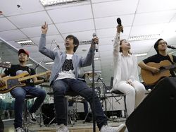 Kolaborasi Bareng Iwan Fals, DMASIV Sajikan Musik 2 Era di Sweet 17 Transmedia