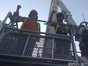 Saat Kapolrestabes Naik Skylift Pantau Kebakaran Tunjungan Plaza 6 Saat Kapolrestabes Naik Skylift Pantau Kebakaran Tunjungan Plaza 6