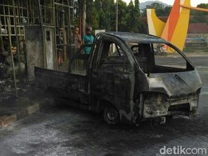 Ditinggal Makan, Mobil yang Diparkir di Pom Bensin Dilalap Api