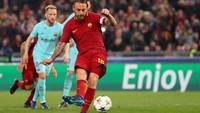 Daniele De Rossi maju sebagai eksekutor dan membawa Roma memimpin 2-0. Foto: Catherine Ivill/Getty Images