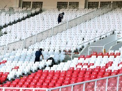 Selain membersihkan sampah, petugas juga mengelap kursi tribun penonton agar terus bersih dan kinclong.