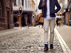 Kisah Pilu Pria Kena PHK, Mudik Jalan Kaki Hingga Sol Sepatu Hampir Lepas