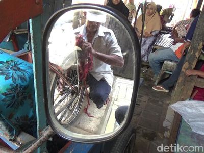 Foto: Tukang Becak  Tuna Aksara Ini Tertipu Abu Tours
