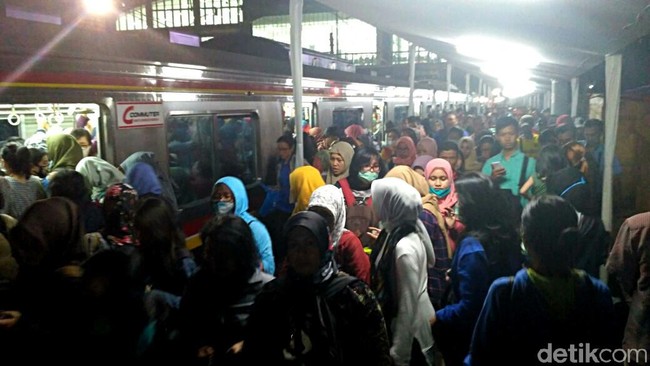 Cerita Horor Stasiun Duri: Bertaruh Nyawa di Bibir Peron 