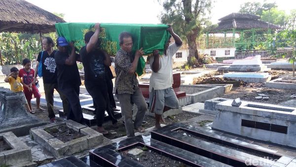 Suasana Pemakaman Sastrawan Danarto