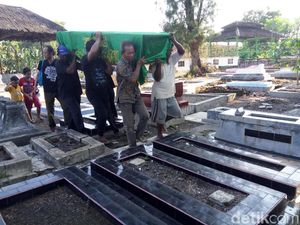 Suasana Pemakaman Sastrawan Danarto Suasana Pemakaman Sastrawan Danarto