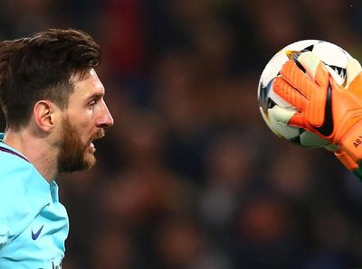 Foto: Lionel Messi Tak Berdaya di Kandang Serigala Roma