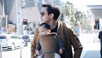 Ini Buktinya Ditto adalah Ayah yang Piawai Menggendong Anak