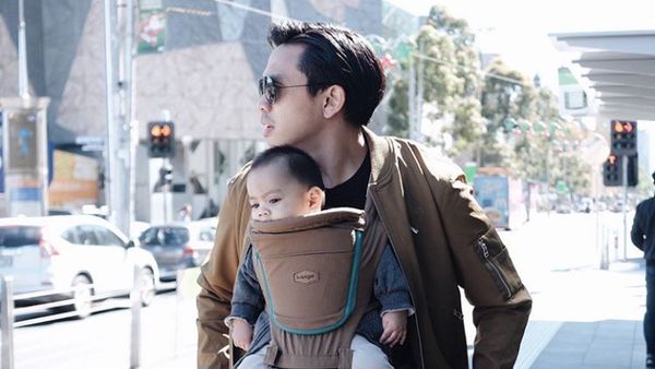 Ini Buktinya Ditto adalah Ayah yang Piawai Menggendong Anak
