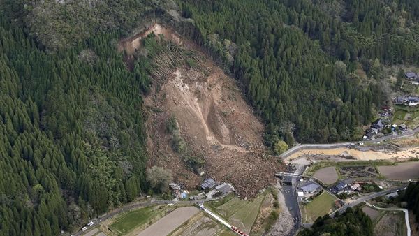 Penampakan Longsor di Jepang yang Timbun Rumah Warga