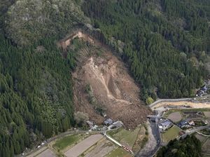 Penampakan Longsor di Jepang yang Timbun Rumah Warga
