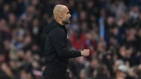 Guardiola awalnya menemani City di area teknisnya sebagai manajer seperti biasa. Ia pun memperlihatkan rasa senang saat The Citizens bikin gol cepat ke gawang Liverpool. (Foto: Shaun Botterill/Getty Images)