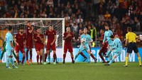 Akhirnya Barca mencoba untuk memanfaatkan situasi bola mati. Tapi, tendangan bebas Lionel Messi tak satu pun yang tepat sasaran. Foto: Alessandro Bianchi/Reuters