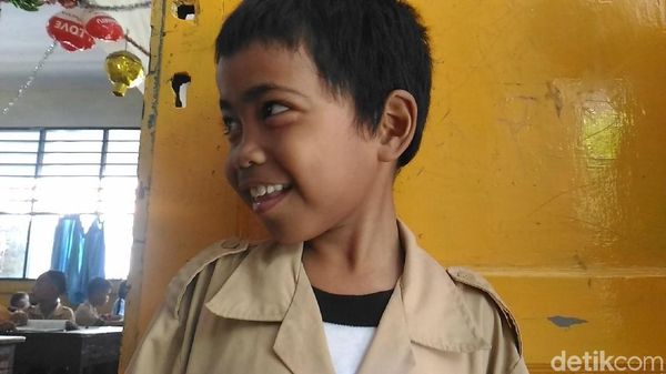 Senyum Alpin, Bocah yang Naik KRL Parung-Tn Abang untuk Sekolah