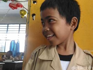 Senyum Alpin, Bocah yang Naik KRL Parung-Tn Abang untuk Sekolah