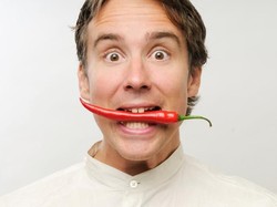 Makan Cabai Terpedas Dunia, Pria Ini Alami Sakit Kepala Hebat hingga Dirawat di RS