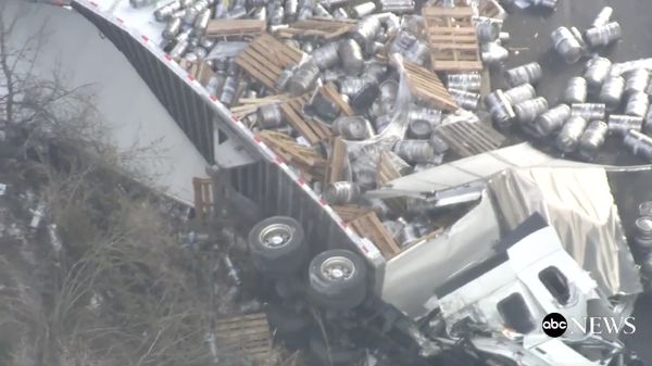 Foto: Truk Pengangkut Kecelakaan, Bir Berserakan di Jalanan AS