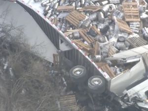 Foto: Truk Pengangkut Kecelakaan, Bir Berserakan di Jalanan AS