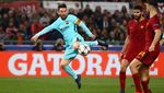 Foto: Lionel Messi Tak Berdaya di Kandang Serigala Roma