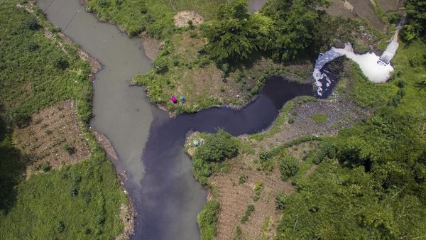 Penampakan Sungai Citarum yang Tercemar Limbah Industri