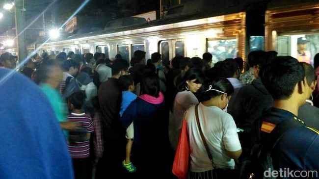 Cerita Horor Stasiun Duri: Bertaruh Nyawa di Bibir Peron 