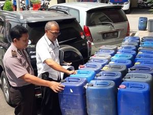 54 Jeriken Miras Oplosan Diamankan dari Gudang di Tangerang