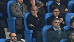 Guardiola di Tribun: Bertopang Dagu, Urut Kening, Tertegun