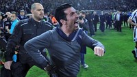 Gianluigi Buffon yang kesal karena dikartu merah, mendadak masuk lagi ke dalam lapangan dan membawa senjata api. (Foto: Instagram)
