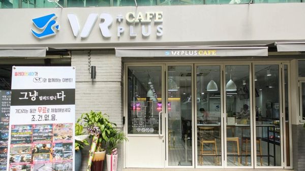 Asyik! Di Kafe Ini Bisa Main Game VR Sambil Ngopi dan Makan Dessert