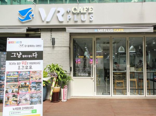Asyik! Di Kafe Ini Bisa Main Game VR Sambil Ngopi dan Makan Dessert