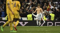 Perayaan usai, Ronaldo pun harus menelusuri lagi di mana baju yang ia lemparkan dan kemudian kembali memakainya. (Foto: PIERRE-PHILIPPE MARCOU/AFP)