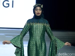 Foto: 12 Koleksi Terbaru Dian Pelangi Terinspirasi Tumbuhan Foto: 12 Koleksi Terbaru Dian Pelangi Terinspirasi Tumbuhan