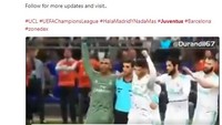 Real Madrid merayakan gol bersama wasit. (Foto: Twitter)