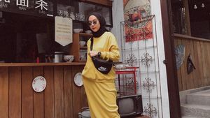 Foto: 12 Gaya Selebgram Hijab Pakai Dad Sneakers Kekinian