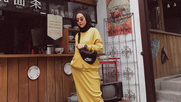 Foto: 12 Gaya Selebgram Hijab Pakai Dad Sneakers Kekinian